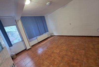 Spațiu comercial, de 75 mp, în Central - 4
