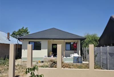 Casa noua la gri - Gostinari - 3 camere - baie - 110mp - 700