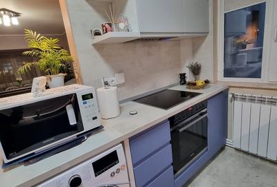 Apartament cu 4 camere semidecomandat, mobilat în CET - 18