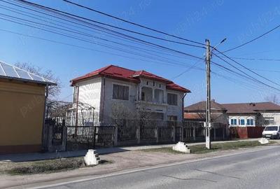 Casă cu Teren 1920 Mp în Central - 2