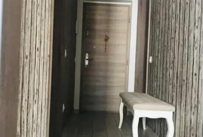 Apartament cu 3 camere decomandat în Tractorul