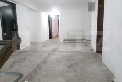 Spațiu comercial, de 690 mp, în Policlinica - 6