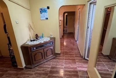 Apartament cu 3 camere decomandat, mobilat în Casa de Cultură