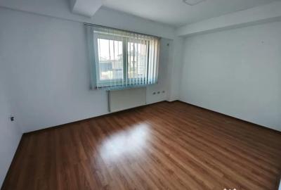 Spațiu comercial, de 50 mp, în Central - 6