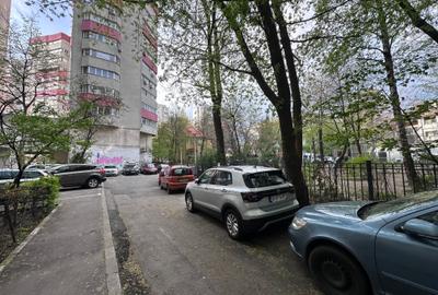 În blocul cu Mega Mare de pe Mihalache - 1