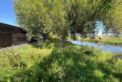 Teren ingradit si casa la rosu - 2