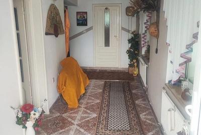 Casă cu 5 camere cu Teren 694 Mp în Central - 1