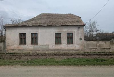 Casă cu 3 camere în Petroman