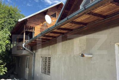 Casă cu 7 camere cu Teren 266 Mp în Central