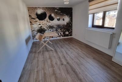 Apartament cu 3 camere semidecomandat în Fundeni