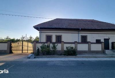 Casă cu 4 camere cu Teren 250 Mp în Stolnici - 2
