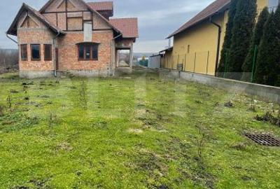 Casă cu 4 camere cu Teren 2900 Mp în Central - 2