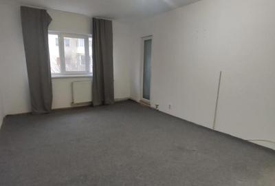 Apartament cu 3 camere decomandat în Crâng - 1