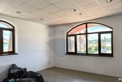 Spațiu comercial, de 190 mp, în Central - 9