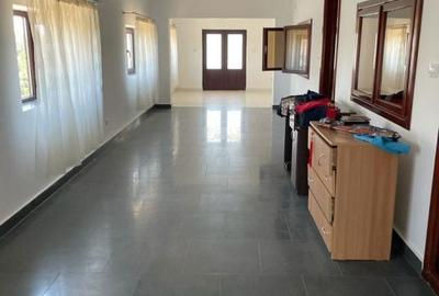 Casă cu 3 camere cu Teren 2263 Mp în Central - 8