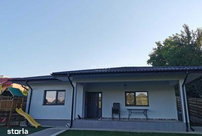Casă cu 4 camere decomandat cu Canalizare în Rediu