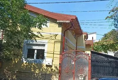 Casă cu 6 camere cu Teren 150 Mp în Central - 1