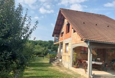 Casa la rosu cu teren 1000mp Rm.Valcea