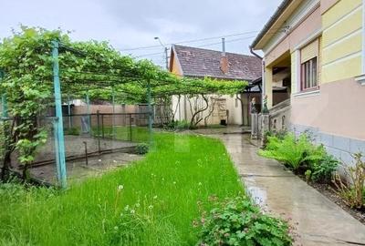 Casa renovabila cu 2 spatii comerciale, 416.6 mp, teren de 781 mp, zona Micro I - 2