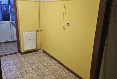 Vand ap.2 cam confort1A langa spitalul CFR,strada Domnisori. - 2