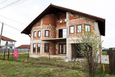 Casa noua, impunatoare si luminoasa, construita cu griija la detalii.