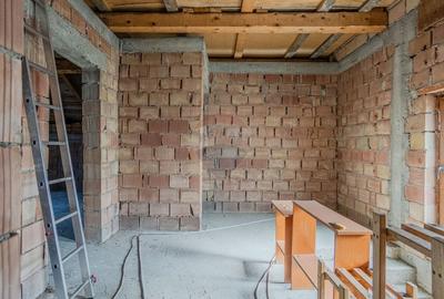 Casă individuală cu 8 camere cu Garaj în Colonia 1 Mai - 45