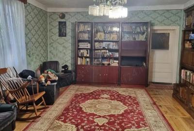 Casa de vanzare cu 4 camere in zona 14 Mai - 7