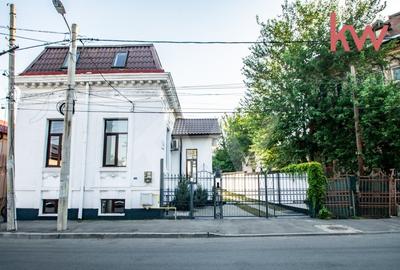 Casa demisol, parter, mansarda, langa Muzeul Olteniei, teren 418 mp, 12 camere - 19