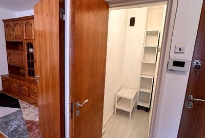 Apartament cu 3 camere semidecomandat, mobilat în Titan
