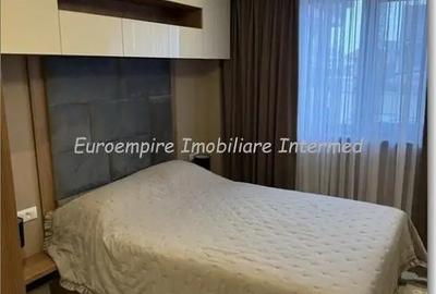 Apartament cu 3 camere decomandat în Palazu Mare