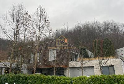 Casă cu 4 camere cu Teren 2530 Mp în Central - 2