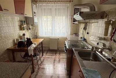 Apartament cu 3 camere semidecomandat, mobilat în Central