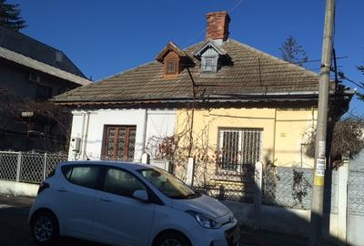 Casă cu 6 camere cu Canalizare în Decebal