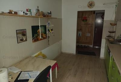 Apartament cu 3 camere decomandat în Viziru 3 - 2