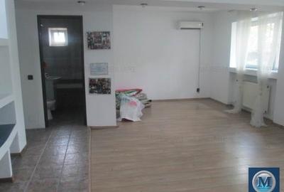 Apartament cu 4 camere decomandat în P-ța Mihai Viteazu