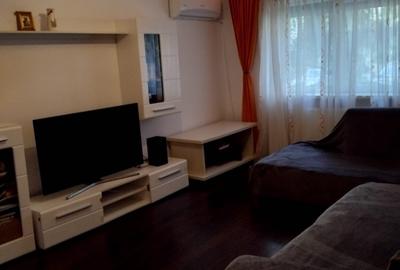Apartament cu 3 camere decomandat în Far