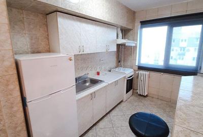 Apartament cu 3 camere semidecomandat în Drumul Taberei