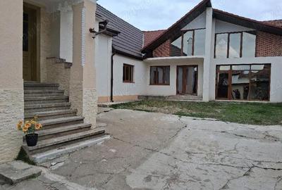 Casă cu 4 camere cu Teren 900 Mp în Central - 2