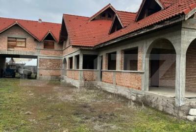 Casă cu 7 camere cu Teren 1400 Mp în Central - 3