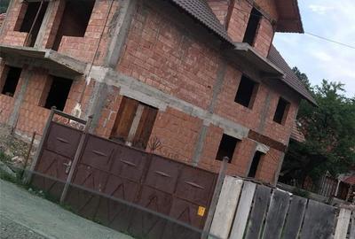 Casă cu 5 camere cu Teren 269 Mp în Poiana Mărului - 4