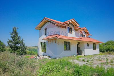 De vanzare Casa cu 6 camere la ro?u, Oradea, Str. Gheo...