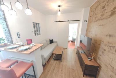 Apartament cu 3 camere semidecomandat, mobilat în P-ța Victoriei - 1