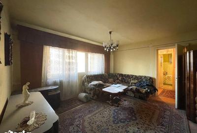 Apartament cu 3 camere semidecomandat în Complex Studențesc