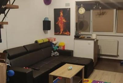 Apartament cu 3 camere semidecomandat în Central