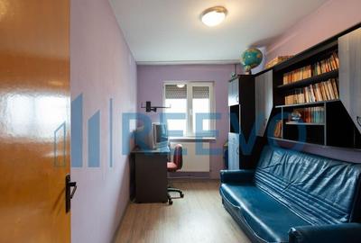 Apartament cu 3 camere semidecomandat, mobilat în Narcisa