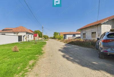 Casa la ro?u cu 4 camere de vanzare - 2