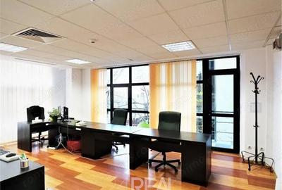 Spațiu comercial, în P-ța Victoriei - 8