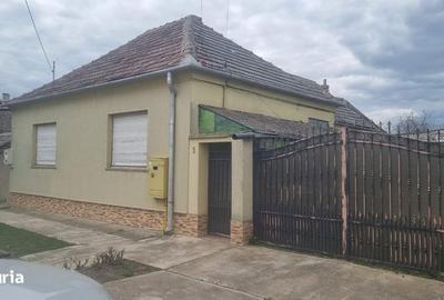 Casă cu 4 camere cu Teren 700 Mp în Central - 1