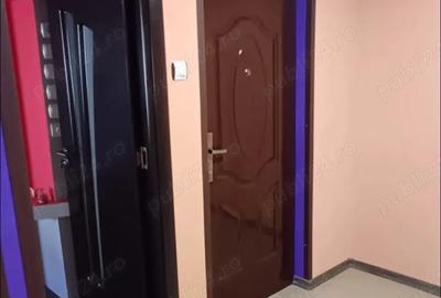 Vand apartament decomandat , cu doua camere ?i doua balcoane , la etaj 2 - 4
