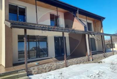Casă cu 5 camere cu Teren 770 Mp în Săftica - 1